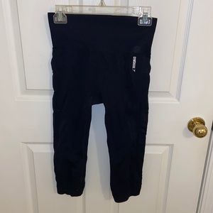 Size medium Gymshark cropped leggings in black